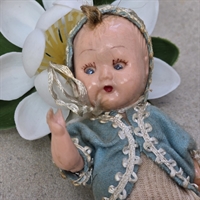 lyseblaa-kyse-jakke-hvide-bukser-babydukke-haarsnip-under-kysen-gammel dukke-plastik-aabne-lukke-oejne-gammelt-legetoej